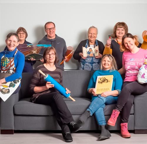 Soisalo-opiston iloista henkilökuntaa sohvalla.