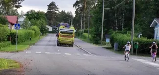 Jätehuollon auto ajaa kadulla.