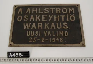 esinekuva, kyltti jossa teksti A. Ahlström osakeyhtiö Warkaus uusi valimo 25-2-1948