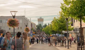 Ihmisiä kesäkadulla.