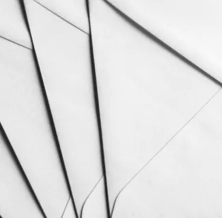 Lähiotos kirjekuorista päällekkäin.