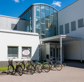 Varkauden pääkirjaston ulkosivu kesäisenä päivänä.