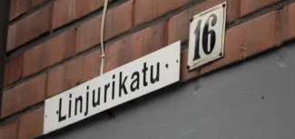 Kadunnimikyltti kerrostalon seinässä.