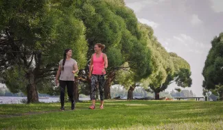 ihmisiä kävelyllä.