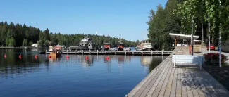 Vierasvenesataman laiturilta näkymä järvelle. 