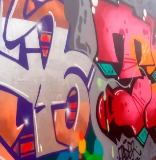 Värikkäät taide graffitit seinässä.