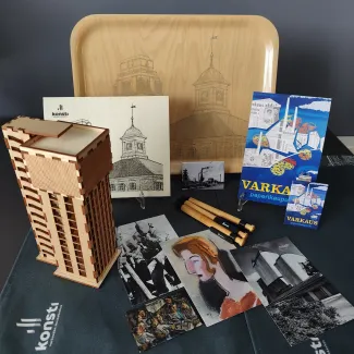 Varkauden museokeskus Konsti museokaupan tuotteita, tarjotin, postikortteja, kyniä 