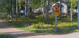 Taipaleenraitin kävelytie, jossa liikennemerkki ilmoittaa tietyöstä.