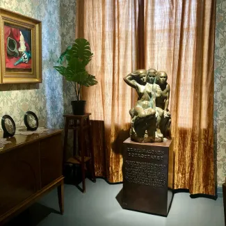 Kuvassa Sotkottaret-patsas, jossa naishahmoja. 