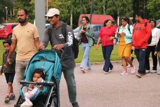 ihmisiä kävelemässä