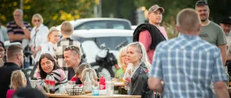 Ihmisiä ulkotapahtumassa.