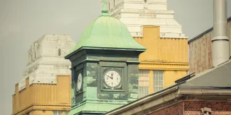 Kuva tehtaan massatorneista