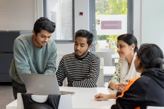 henkilö antaa ohjausta muille ihmisille