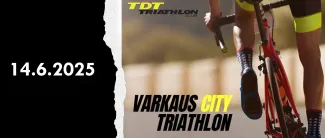 Triathlon pyöräilijä tapahtumamainoksessa.