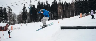 Laskettelijoita Vattuvuorella talvella.