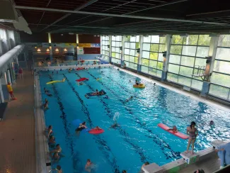 Lapsia uimassa uimahallissa.