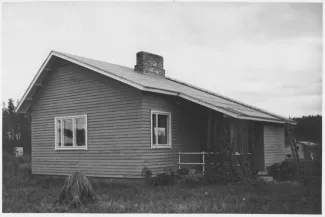 Mustavalkoinen kuva Alvar Aallon suunnittelemasta pienestä omakotitalosta