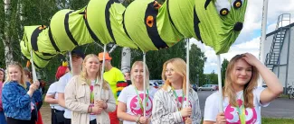 Vekara-Varkauden kesänuoret kulkueessa.