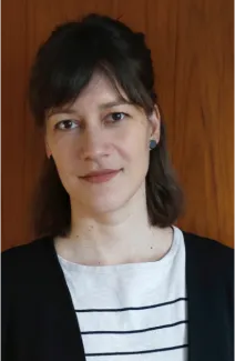 Kuvassa on nainen, joka luennoi Konstissa.