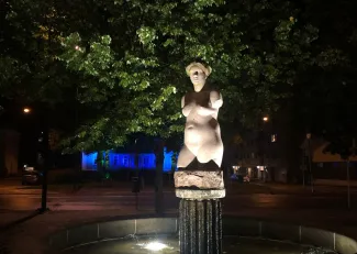 Kuvituskuva. Ruukin Ruusa -patsas valaistuna.