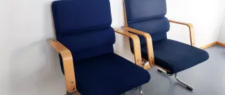 Kaksi sinistä Kukkapuron Plano-tuolia.